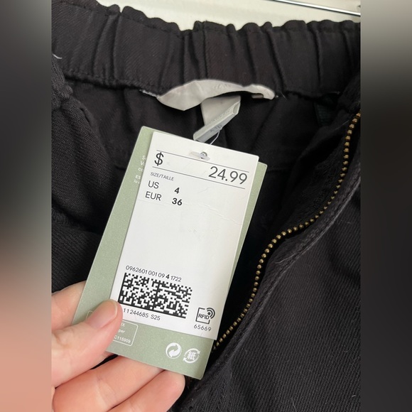 NWT! H&M black denim jeans womens size 4. - Picture 4 of 4